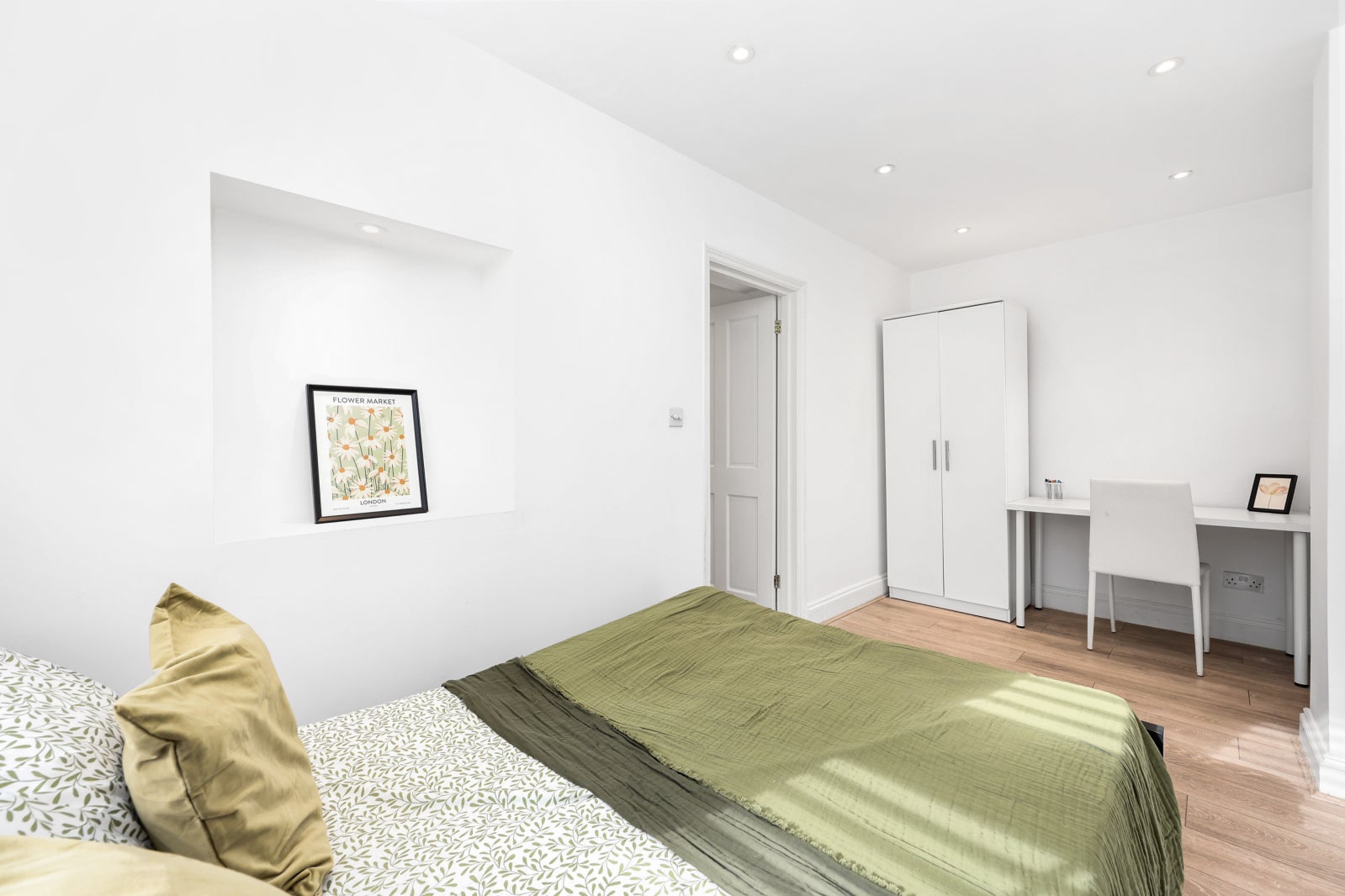 Flat Leighton Road in Greater London