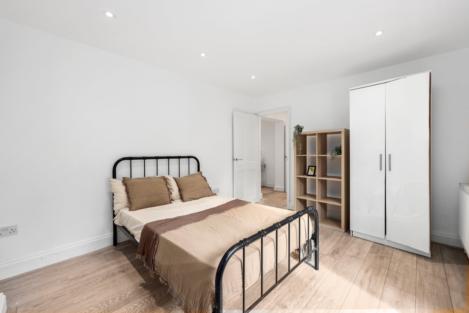 Flat Leighton Road in Greater London