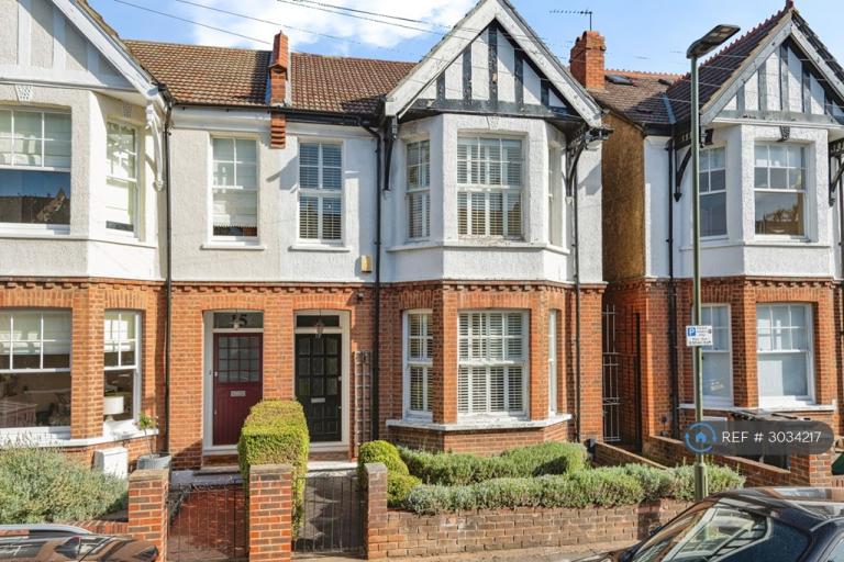 House Cedars Road in Greater London