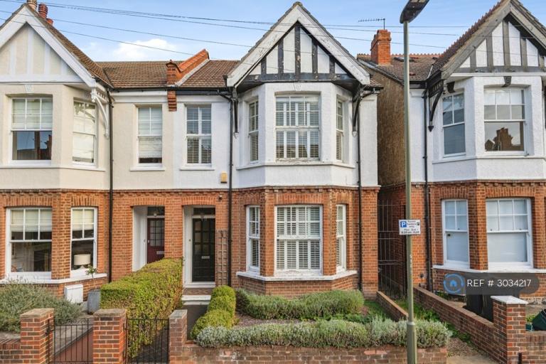 House Cedars Road in Greater London