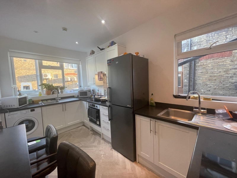 Room Fairfield Road in Greater London
