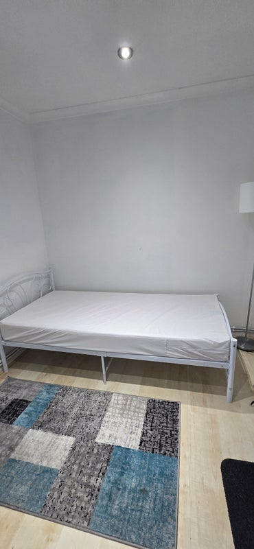 Room Mill Green in Greater London