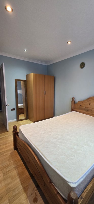 Room Mill Green in Greater London