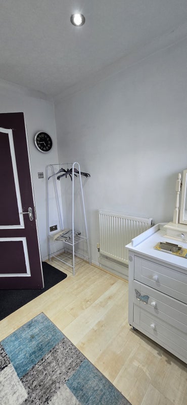 Room Mill Green in Greater London