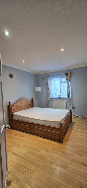 Room Mill Green in Greater London