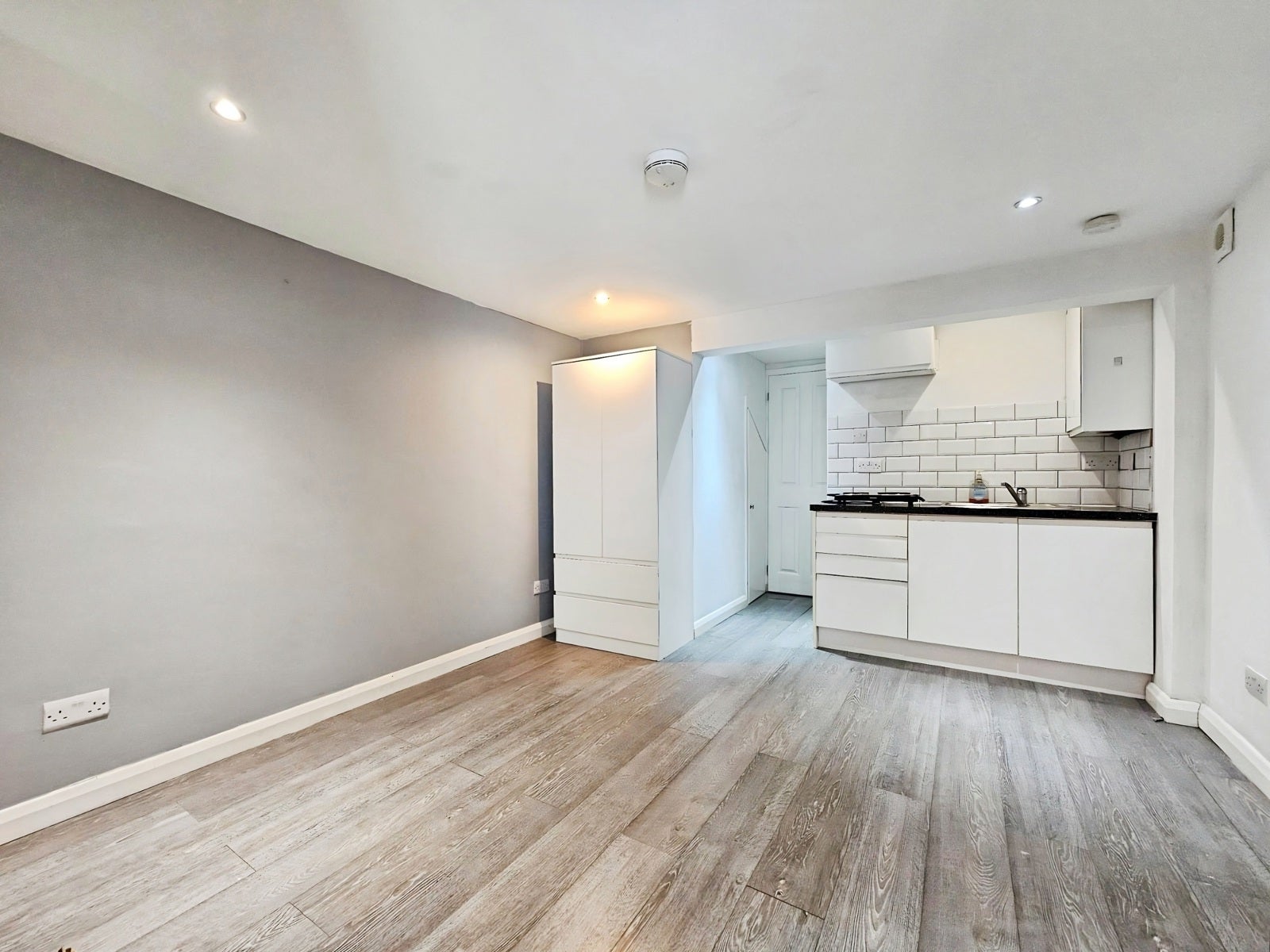 Flat New Street in Borough of Spelthorne