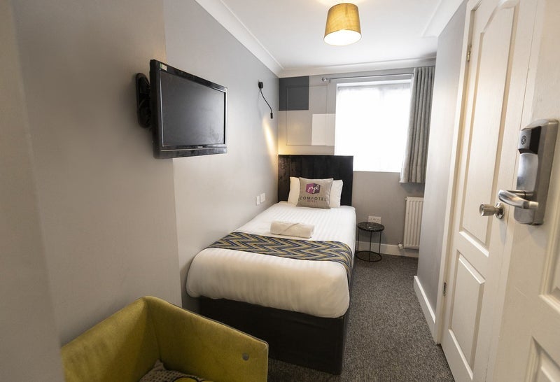 Room Shepherds Bush Road in Greater London