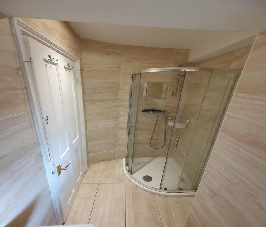 Room Campbell Road in Greater London