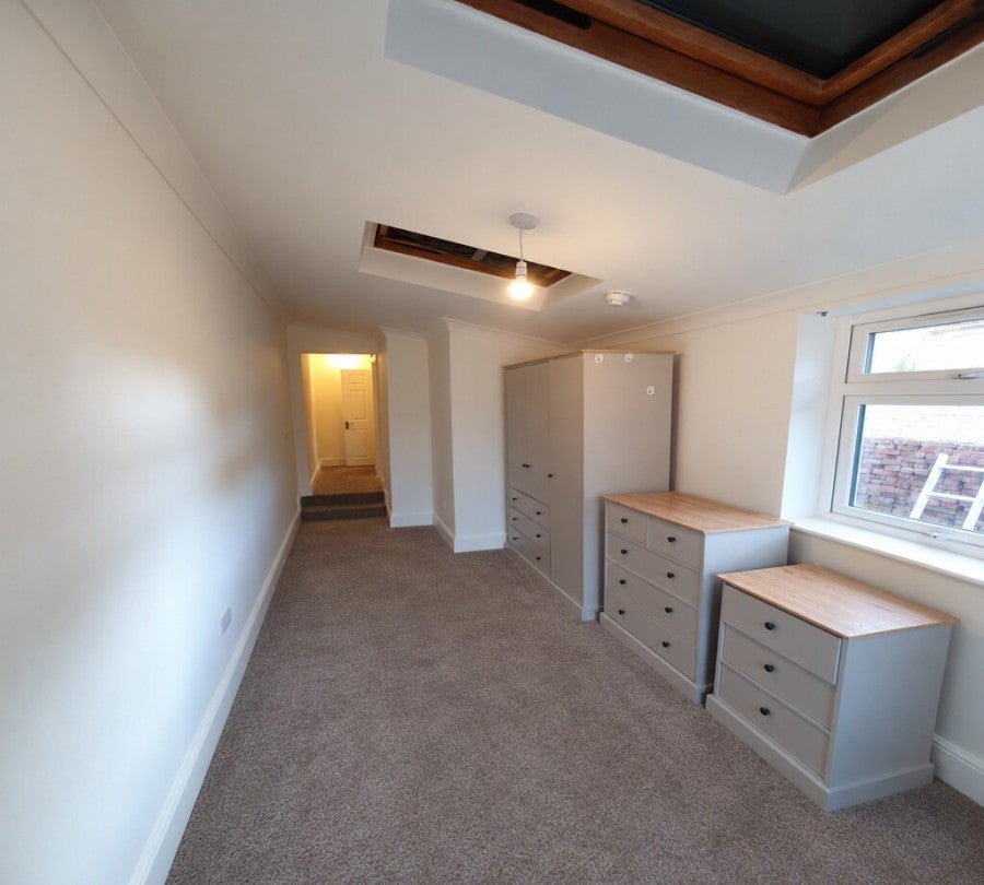 Room Campbell Road in Greater London