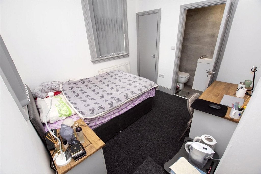Room Oakfield Road in Birmingham