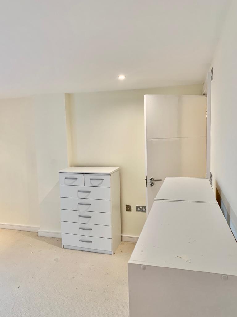 Flat Fairfield Road in Greater London