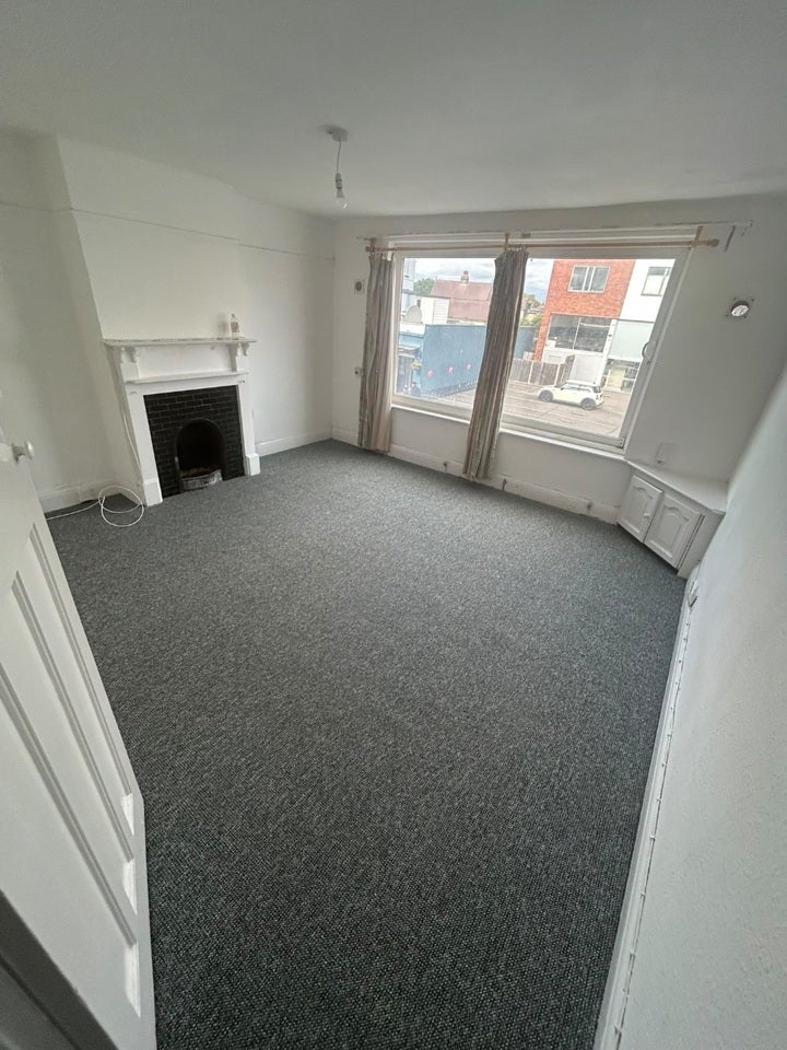 Flat Walton Road in Elmbridge