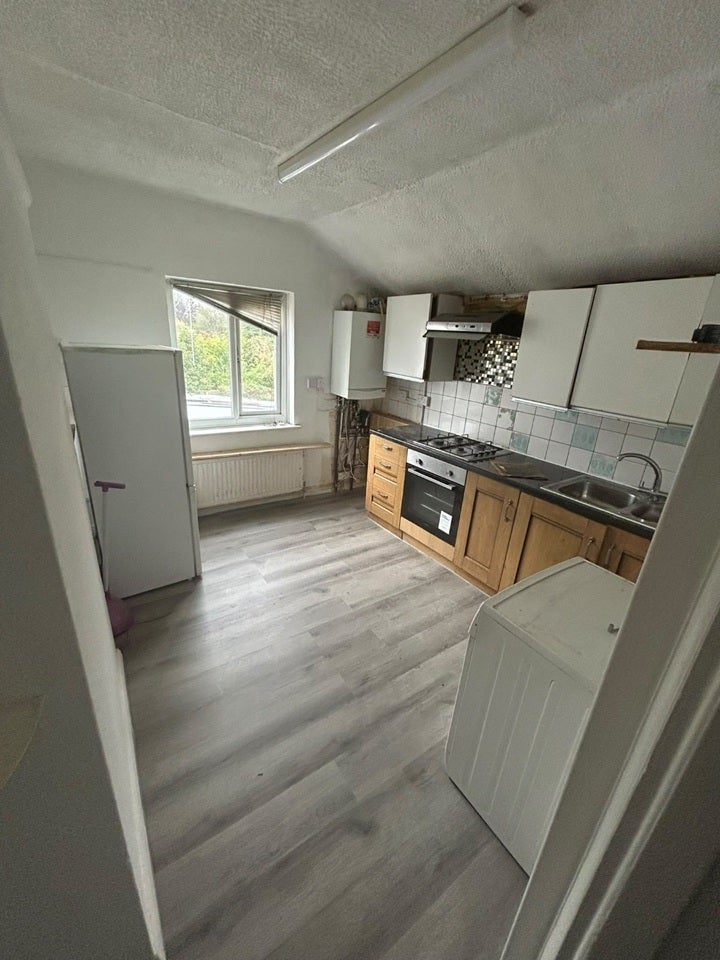 Flat Walton Road in Elmbridge