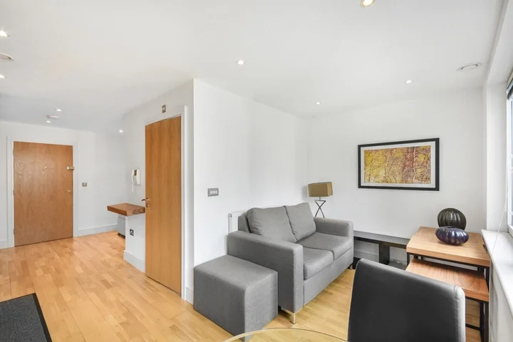Flat Lightermans Road in Greater London