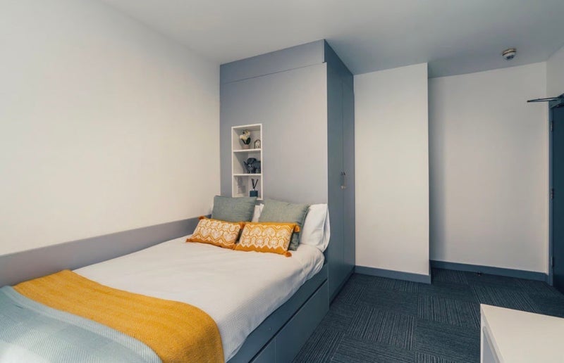 Room Millstone Lane in Leicester