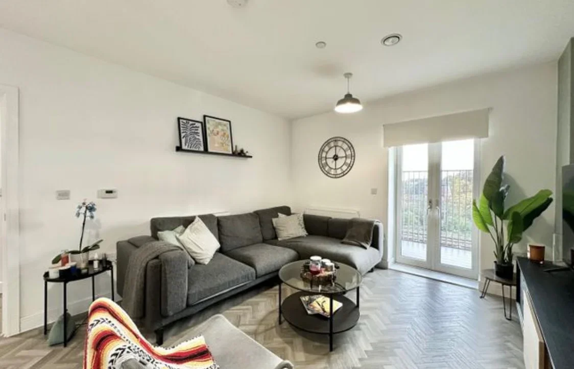Flat Blyth Road in Greater London