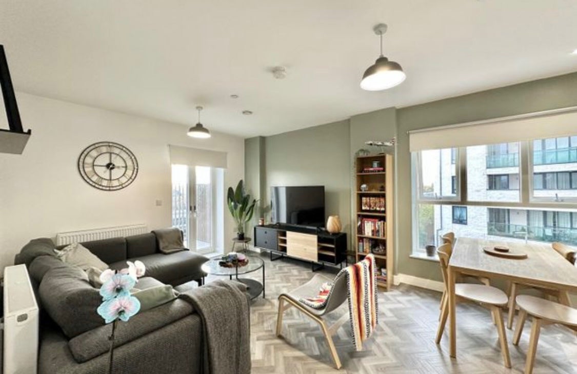 Flat Blyth Road in Greater London
