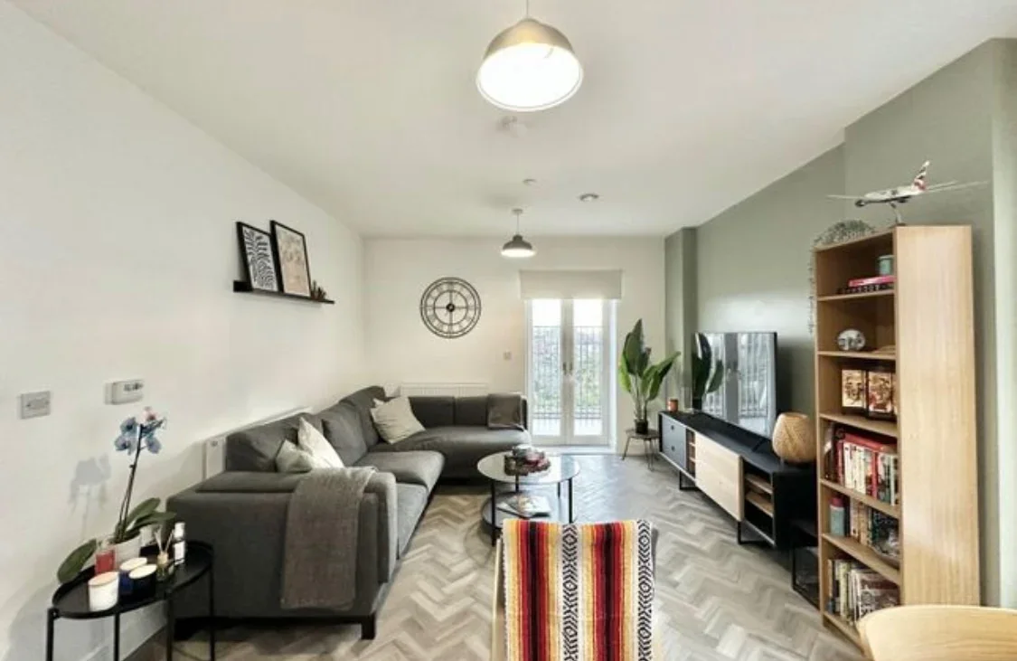 Flat Blyth Road in Greater London