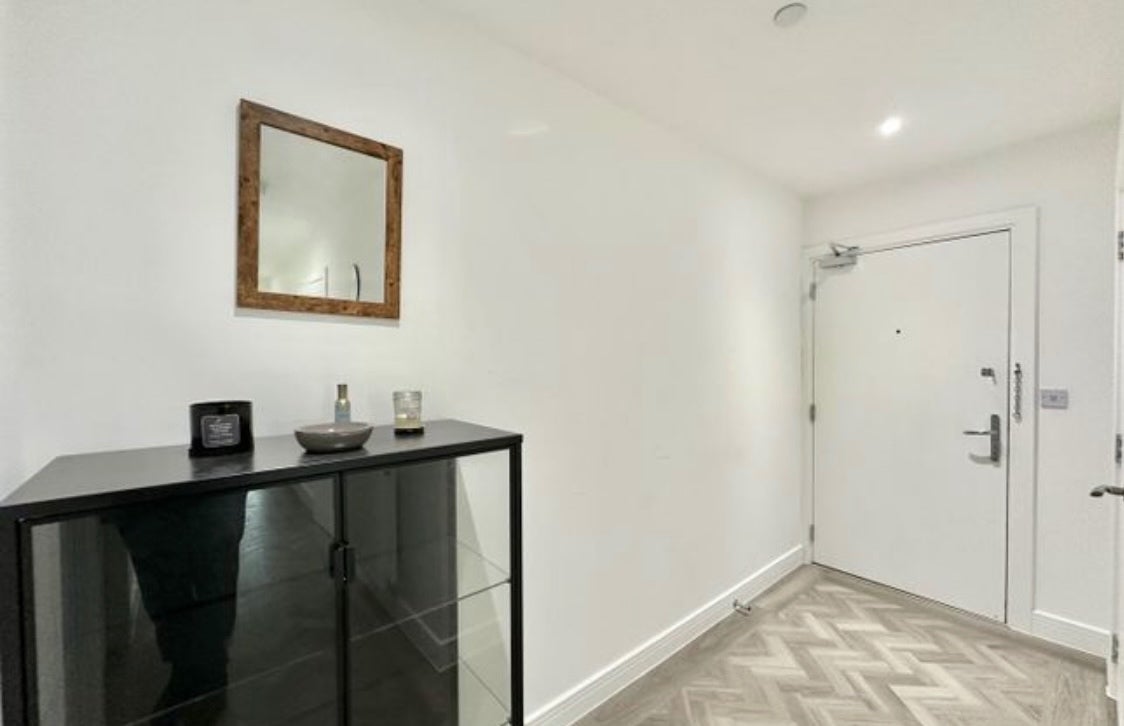 Flat Blyth Road in Greater London