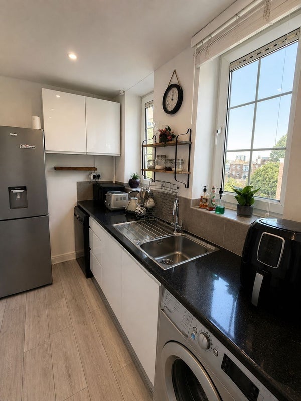 Room East Ferry Road in Greater London