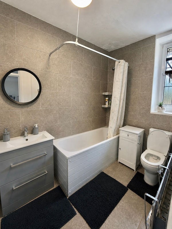 Room East Ferry Road in Greater London