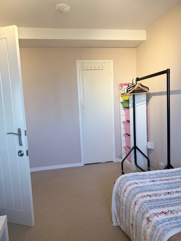 Room Thessaly Road in Greater London