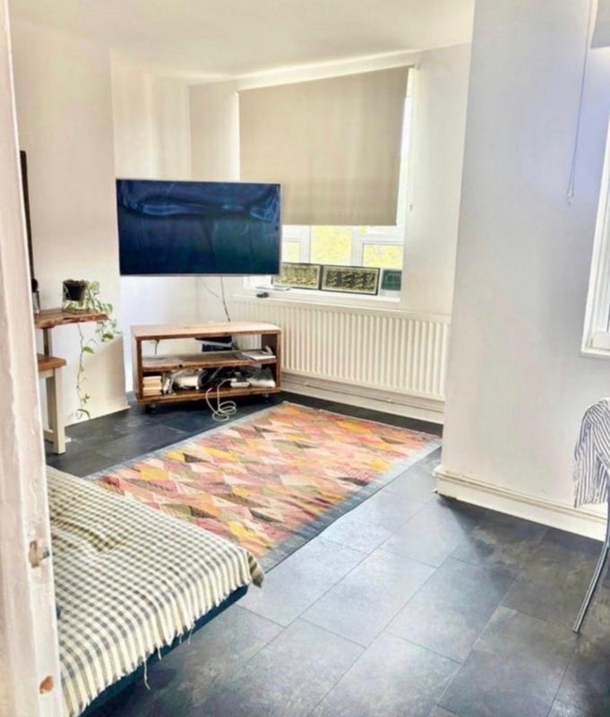 Room Thessaly Road in Greater London