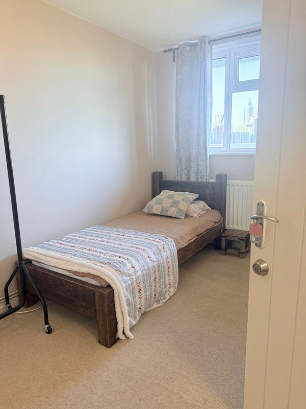 Room Thessaly Road in Greater London