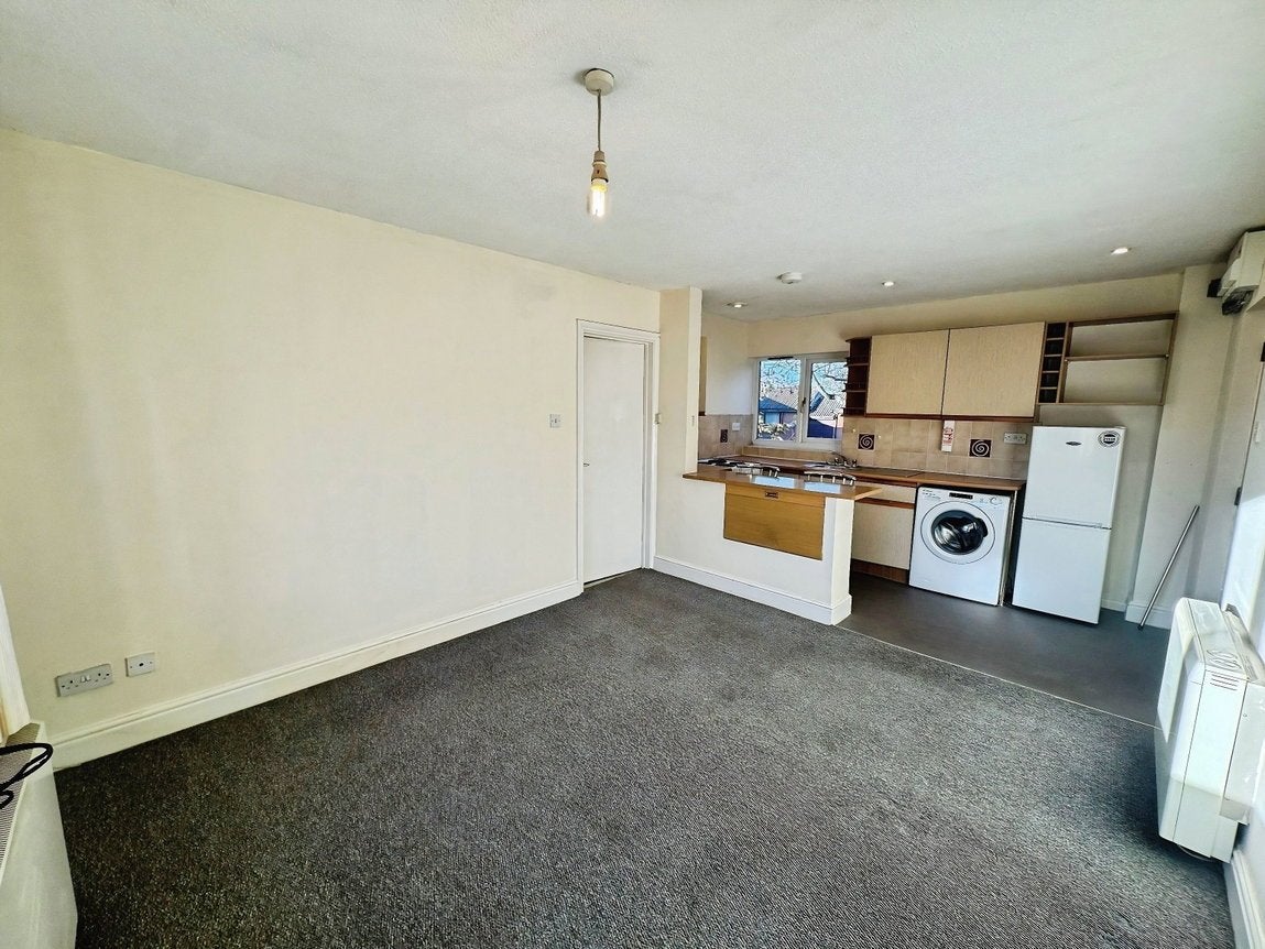 Flat The Moorings in Swindon