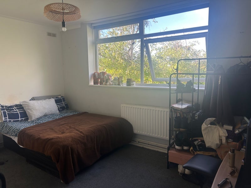 Room Crescent Lane in Greater London