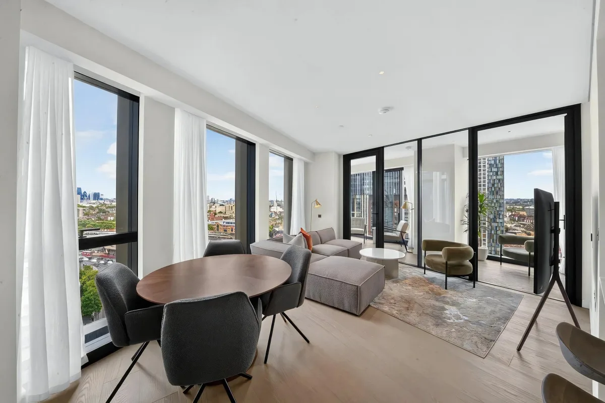 Flat Nine Elms Lane in Greater London