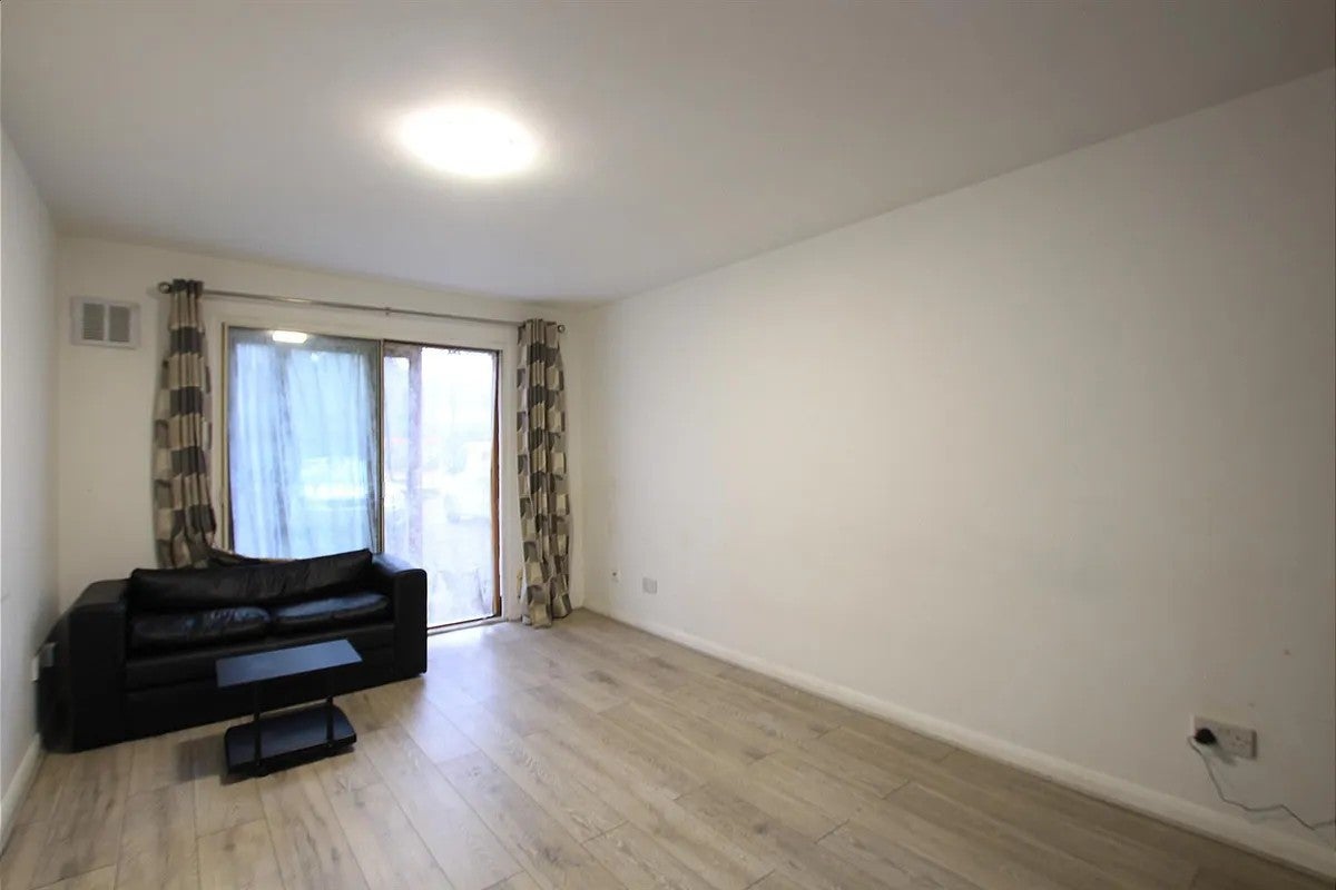 Flat Lampton Road in Greater London