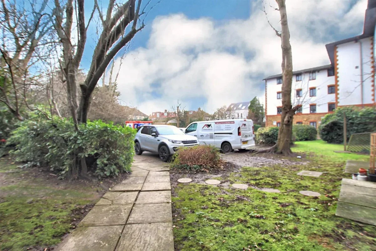 Flat Lampton Road in Greater London