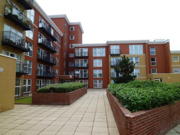 Flat Eastern Avenue in Greater London