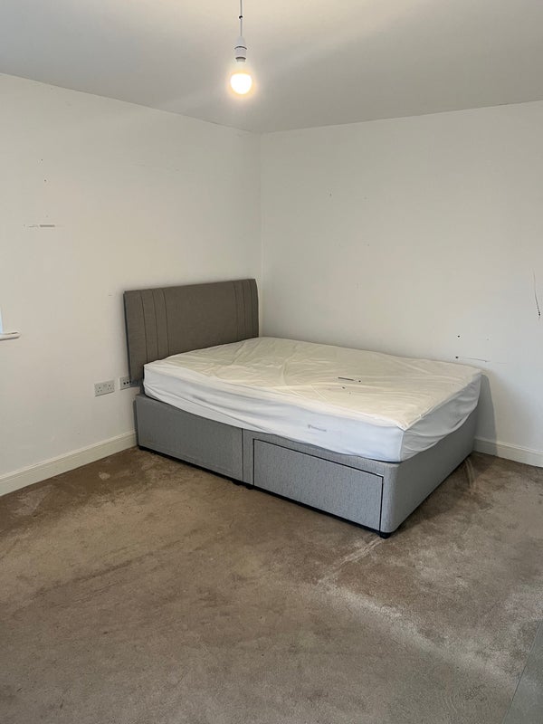 Room Riverside Walk in Crawley