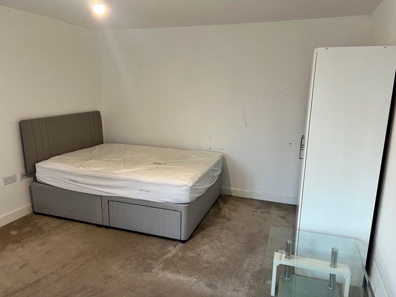 Room Riverside Walk in Crawley