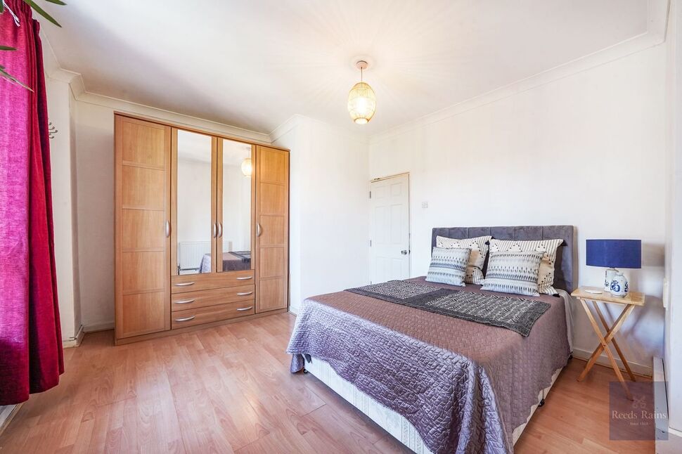 Flat Pardoner Street in Greater London