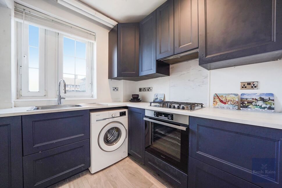 Flat Pardoner Street in Greater London