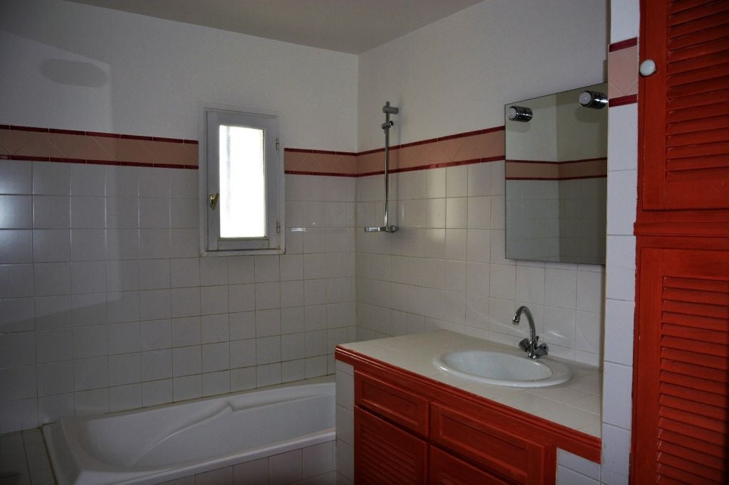 House Rue Marie Curie in Camaret-sur-Aigues