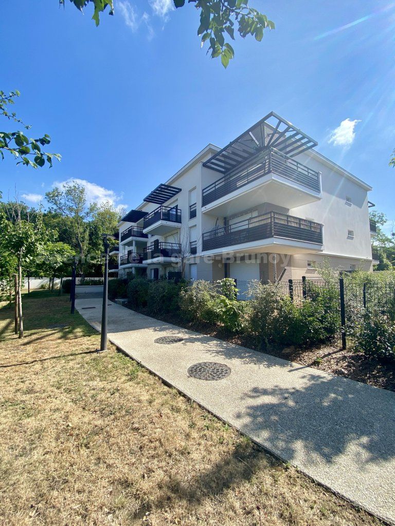 Flat Rue de la Gare in Brunoy