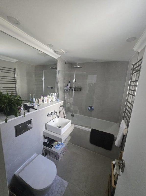 Room Tomlin's Grove in Greater London