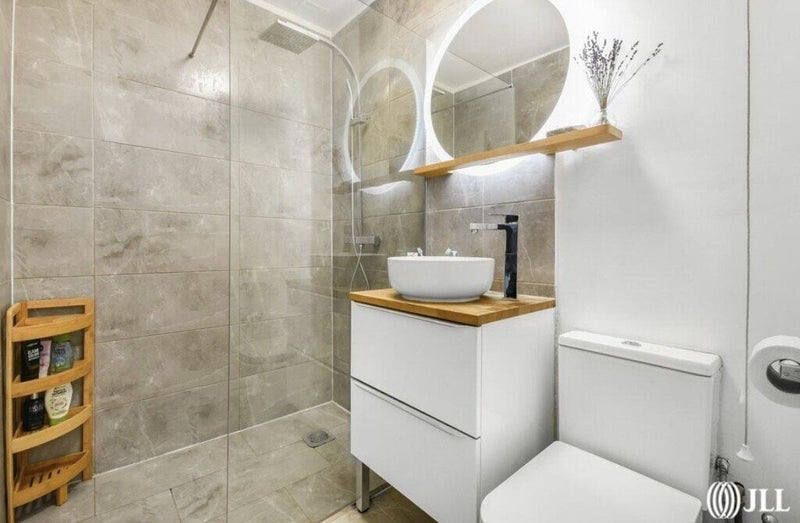 Room Isledon Road in Greater London