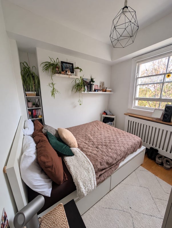 Room Isledon Road in Greater London