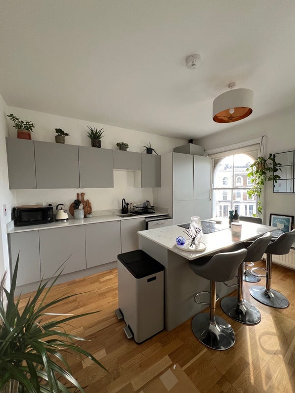 Room Isledon Road in Greater London