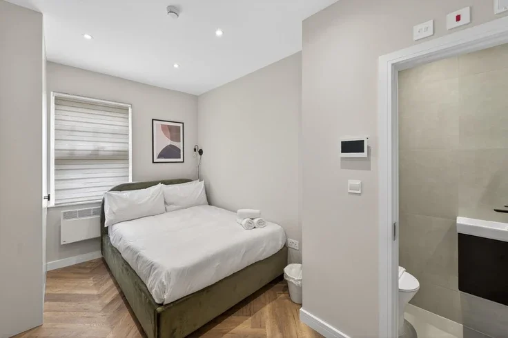 Room Baron's Court Road in Greater London