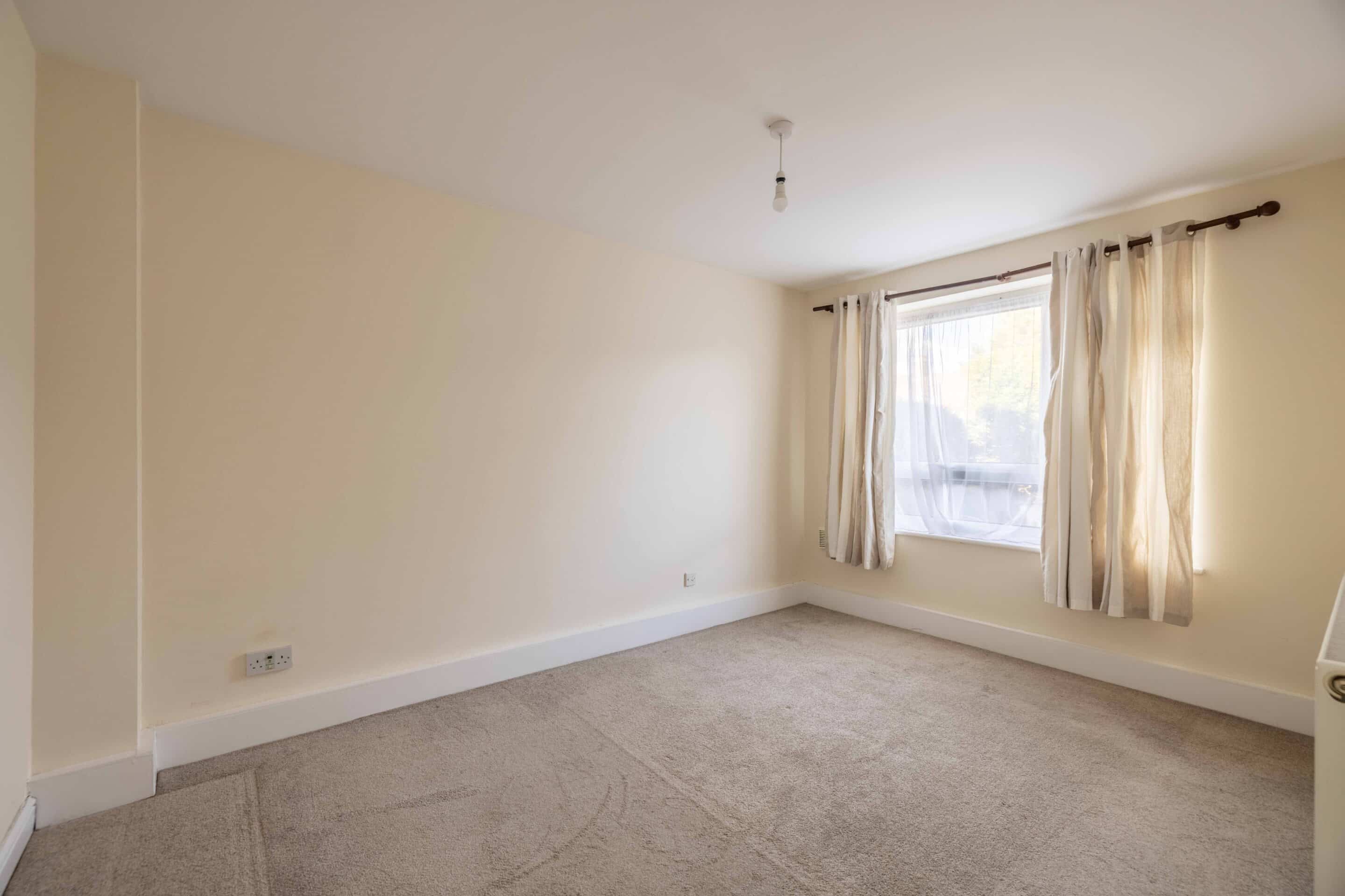 Flat Dedworth Road in Windsor