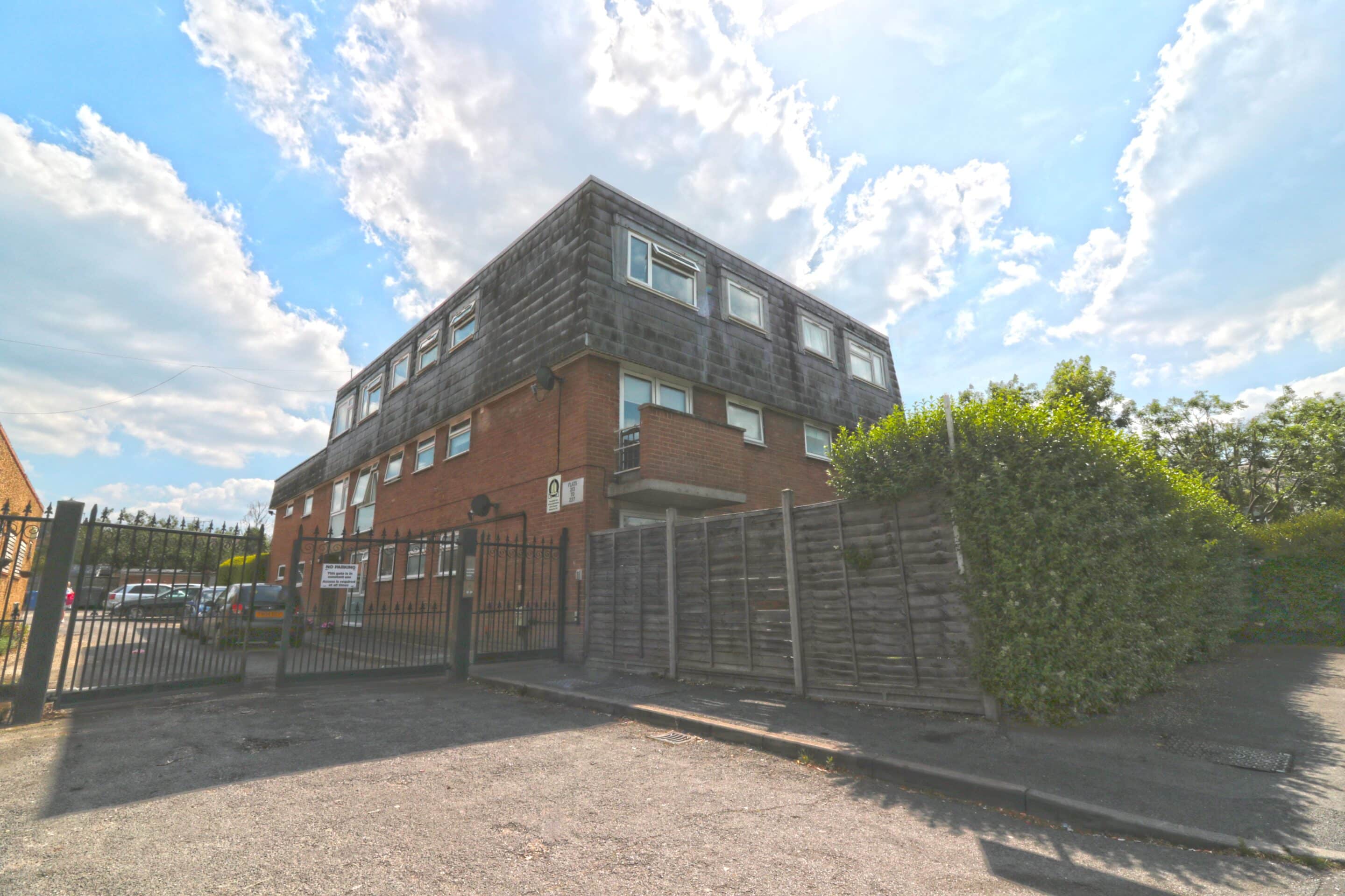 Flat Dedworth Road in Windsor