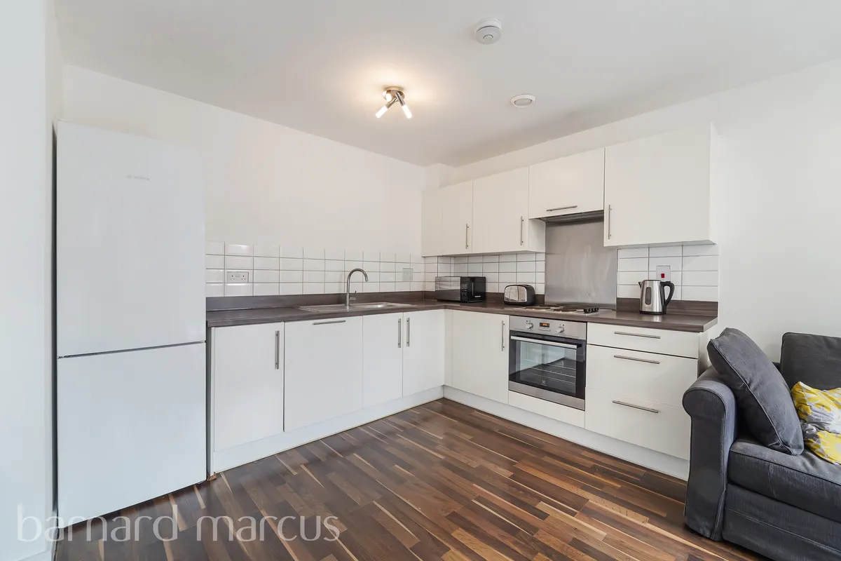 Flat Schoolgate Drive in Greater London