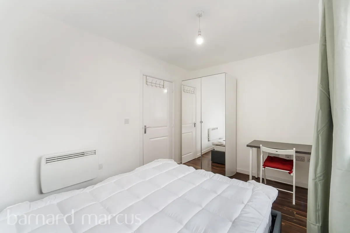 Flat Schoolgate Drive in Greater London