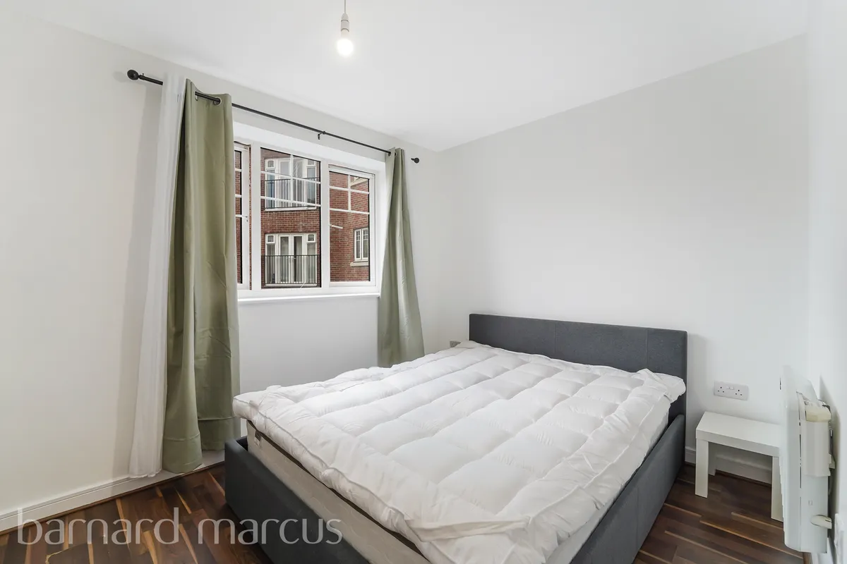 Flat Schoolgate Drive in Greater London